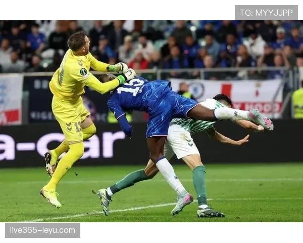 美因茨防线全面升级,稳固防守与战术灵活成新赛季亮点 美因茨防线全面升级,稳固防守与战术灵活成新赛季亮点