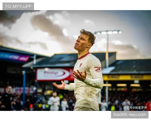 卢克·肖助曼联强势复苏，英超新赛季表现引瞩目